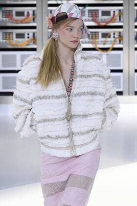 212146 Marineau Starface 2016-10-04 Paris France Paris Fashion week. Pret-a-porter printemps-ete 2017. Defile Chanel. Chanel, spring-summer 2017 Paris, France Paris Fashion week. Ready-to-wear spring-summer 2017 Defile Chanel Editorial Use Only _sans_perso  Copyright: xMarineaux STAR_212146_117