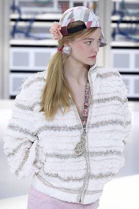 212146 Marineau Starface 2016-10-04 Paris France Paris Fashion week. Pret-a-porter printemps-ete 2017. Defile Chanel. Chanel, spring-summer 2017 Paris, France Paris Fashion week. Ready-to-wear spring-summer 2017 Defile Chanel Editorial Use Only _sans_perso  Copyright: xMarineaux STAR_212146_118