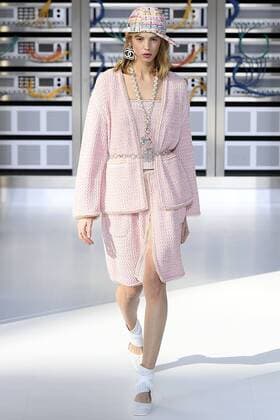 212146 Marineau Starface 2016-10-04 Paris France Paris Fashion week. Pret-a-porter printemps-ete 2017. Defile Chanel. Chanel, spring-summer 2017 Paris, France Paris Fashion week. Ready-to-wear spring-summer 2017 Defile Chanel Editorial Use Only _sans_perso  Copyright: xMarineaux STAR_212146_120
