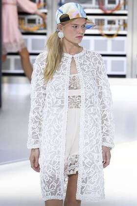 212146 Marineau Starface 2016-10-04 Paris France Paris Fashion week. Pret-a-porter printemps-ete 2017. Defile Chanel. Chanel, spring-summer 2017 Paris, France Paris Fashion week. Ready-to-wear spring-summer 2017 Defile Chanel Editorial Use Only _sans_perso  Copyright: xMarineaux STAR_212146_132