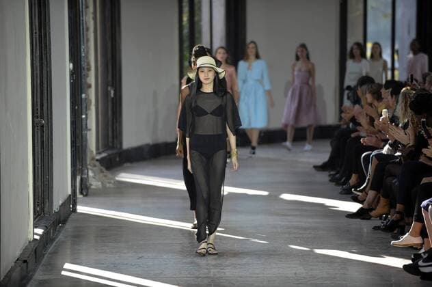 Paris Fashion Week - Agnes B. 212149 Marineau Starface 2016-10-04 Paris France Paris Fashion week. Pret-a-porter printemps-ete 2017. Defile Agnes B. Paris Fashion week. Ready-to-wear spring-summer 2017 Defile Agnes B. Agnès b., spring-summer 2017 Paris, France Editorial Use Only _sans_perso  Copyright: xMarineaux STAR_212149_060