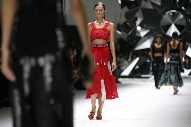 A model takes to the catwalk during the presentation of Shiatzy Chen s show as part of the Spring-Summer 2017 Paris Fashion Week on October 4, 2016.  PAR20161004102 MAYAxVIDON-WHITE