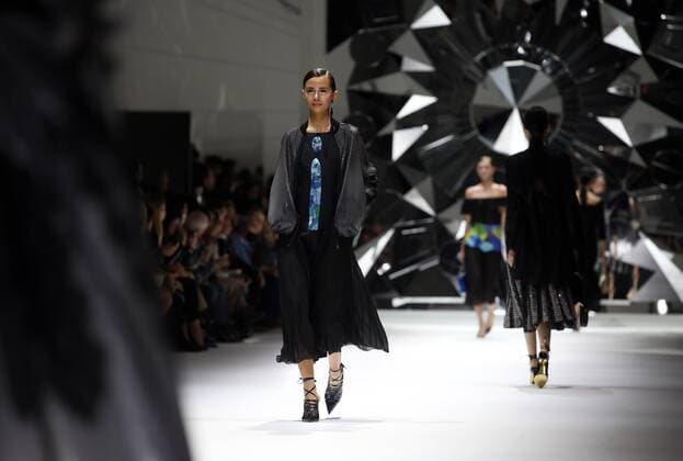 A model takes to the catwalk during the presentation of Shiatzy Chen s show as part of the Spring-Summer 2017 Paris Fashion Week on October 4, 2016.  PAR20161004106 MAYAxVIDON-WHITE