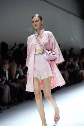 A model takes to the catwalk during the presentation of Shiatzy Chen s show as part of the Spring-Summer 2017 Paris Fashion Week on October 4, 2016.  PAR20161004113 MAYAxVIDON-WHITE