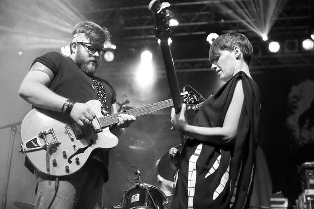 Thomas Niedermayer und Karen Ellmer von der Band King Kong Calls bei einem Konzert als Support für New Model Army am 4. Oktober 2016 in Huxleys Neue Welt in Berlin. (Foto schwarz weiß konvertiert) Thomas Niedermayer and Karen Ellmer of the band Band King Kong Calls perform during a concert in support of New Model Army at Huxleys Neue Welt on 4 October 2016 in Berlin, Germany. (Image converted to black and white) King Kong Calls Konzert in Berlin