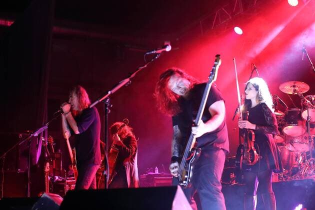 New Model Army, 2.v.r. Ceri Monger, bei einem Konzert am 4. Oktober 2016 in Huxleys Neue Welt in Berlin. New Model Army, Ceri Monger 2nd on the right, perform during a concert at Huxleys Neue Welt on 4 October 2016 in Berlin, Germany. New Model Army Konzert in Berlin
