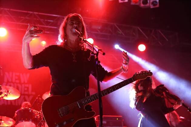 Justin Sullivan von der Band New Model Army und eine Musikerin bei einem Konzert am 4. Oktober 2016 in Huxleys Neue Welt in Berlin. Justin Sullivan of the band New Model Army and a musician perform during a concert at Huxleys Neue Welt on 4 October 2016 in Berlin, Germany. New Model Army Konzert in Berlin