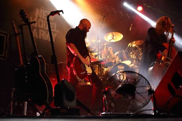 Marshall Gill und Dean White, vl, von der Band New Model Army bei einem Konzert am 4. Oktober 2016 in Huxleys Neue Welt in Berlin. Marshall Gill and Dean White, L-R, of the band New Model Army perform during a concert at Huxleys Neue Welt on 4 October 2016 in Berlin, Germany. New Model Army Konzert in Berlin