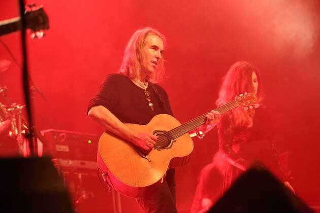 Justin Sullivan von der Band New Model Army und eine Musikerin bei einem Konzert am 4. Oktober 2016 in Huxleys Neue Welt in Berlin. Justin Sullivan of the band New Model Army and a musician perform during a concert at Huxleys Neue Welt on 4 October 2016 in Berlin, Germany. New Model Army Konzert in Berlin