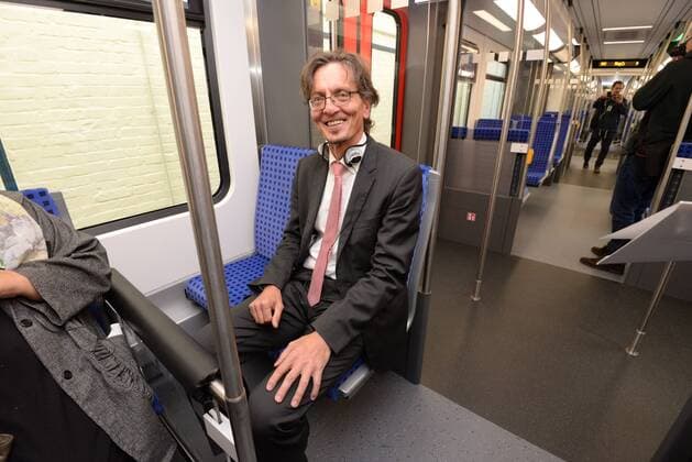 Berlin, 04.10.16 Berlin, 04.10.16 Neue moderne S-Bahnen für Berlin Ð mit Klimaanlage Soeben hat die S-Bahn ihre neuen Züge an einem 1:1-Modell präsentiert. Insgesamt lässt sie von der Baureihe 382 neue Wagen herstellen, neu ist u.a. eine Videoüberwachung des Innenraums. Die ersten Züge sollen im Januar 2021 fahren! Stadtentwicklungsstaatssekretär Christian Gaebler (SPD)