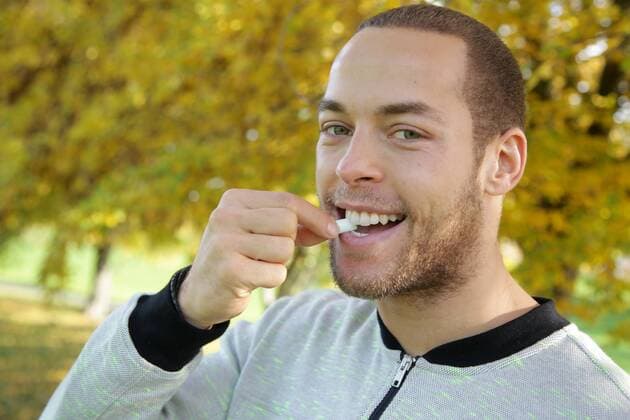 Andrej Mangold Telekom Baskets Bonn , präsentiert Das Kaugummi - Kaugummis, die er selbst vertreibt HINWEIS: Nur für rerdaktionelle Verwendung.