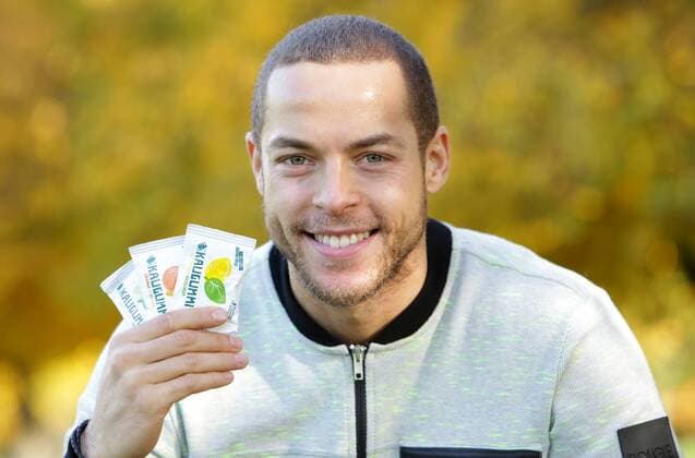 Andrej Mangold Telekom Baskets Bonn , präsentiert Das Kaugummi - Kaugummis, die er selbst vertreibt HINWEIS: Nur für rerdaktionelle Verwendung.