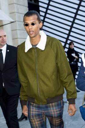 Stromae - Prominente am Rande der Vuitton Modenschau - Paris - 05 10 2016 JBAutissier Panoramic 