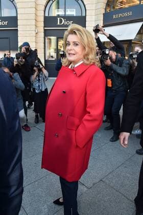 Catherine Deneuve - Prominente am Rande der Vuitton Modenschau - Paris - 05 10 2016 lionELURMAN PANORAMIC 