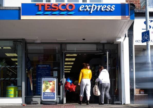 October 5, 2016 - Portsmouth, Hampshire, UK - Portsmouth, Hampshire, UK. People walking into a Tesco Express in Southsea this morning. Tesco PLC, Britain s largest supermarket chain has announced that like-for-like sales had grown in the first half of its financial year. The results come following increased competition in the market from budget supermarkets such as Aldi & Lidl. Portsmouth UK  - ZUMAl94_