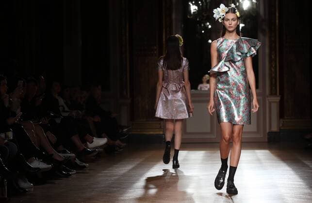 Paris Fashion Week - Yde Modenschau A model takes to the catwalk during the presentation of Yde s show as part of the Spring-Summer 2017 Paris Fashion Week on October 5, 2016.  PAR20161005105 MAYAxVIDON-WHITE