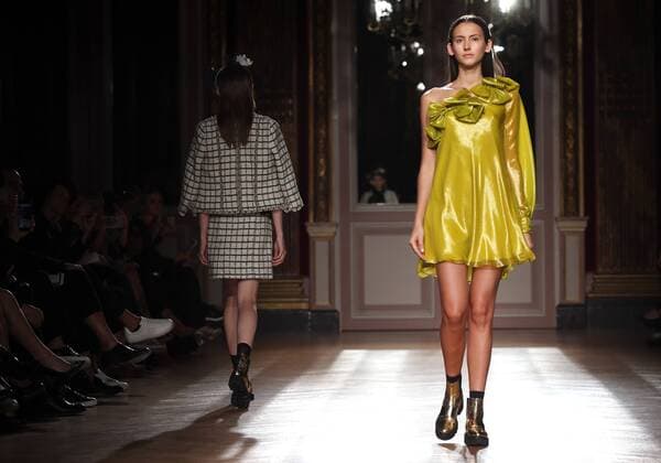 Bilder des Tages Paris Fashion Week - Yde Modenschau A model takes to the catwalk during the presentation of Yde s show as part of the Spring-Summer 2017 Paris Fashion Week on October 5, 2016.  PAR20161005113 MAYAxVIDON-WHITE