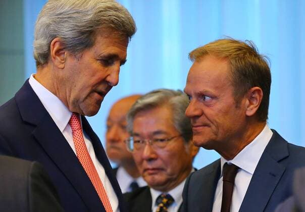 Afghanistan-Konferenz in Brüssel (161005) -- BRUSSELS, Oct. 5, 2016 -- U.S. Secretary of State John Kerry (L) meets with European Council President Donald Tusk during the Brussels Conference on Afghanistan in Brussels, Belgium, Oct. 5, 2016. The Brussels Conference on Afghanistan, co-hosted by the European Union (EU) and the government of Afghanistan, kicked off on Tuesday with an event on regional economic cooperation and another on women empowerment in Afghanistan. ) (wtc) EU-BRUSSELS-CONFERENCE ON AFGHANISTAN GongxBing 