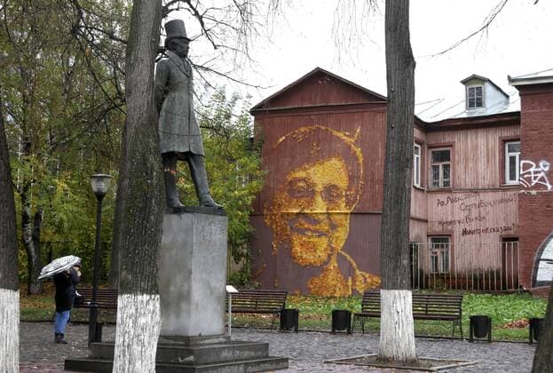 Juri Schewtschuk Konterfei aus HerbstblÃ¤ttern in Perm, Russland PERM, RUSSIA - OCTOBER 4, 2016: A wall mural depicting DDT lead singer Yuri Shevchuk, made by artist Alexander Zhunev using autumn leaves. Seen in the close-up is a statue of Alexander Pushkin in Pushkin Park. Masim Kimerling TASS  TS03348B