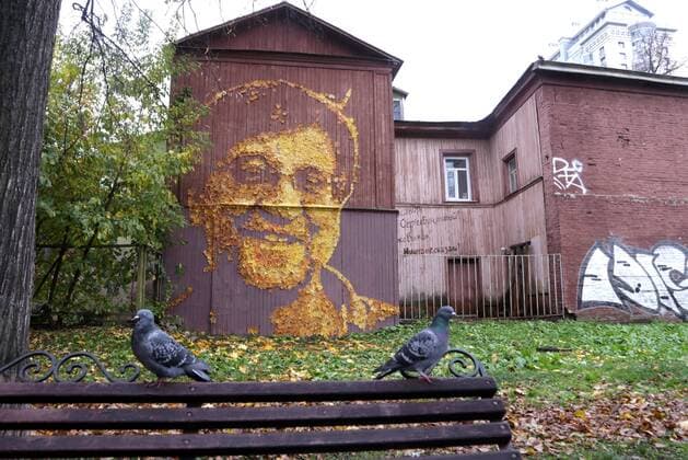 Juri Schewtschuk Konterfei aus HerbstblÃ¤ttern in Perm, Russland PERM, RUSSIA - OCTOBER 4, 2016: A wall mural depicting DDT lead singer Yuri Shevchuk, made by artist Alexander Zhunev using autumn leaves. Masim Kimerling TASS  TS03348D