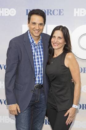 Ralph Macchio und seine Ehefrau Phyllis Fierro bei der Divorce Serien Premiere am 4.10.2016 in New York Divorce TV Series Season 1 Premiere in New York, 2016 