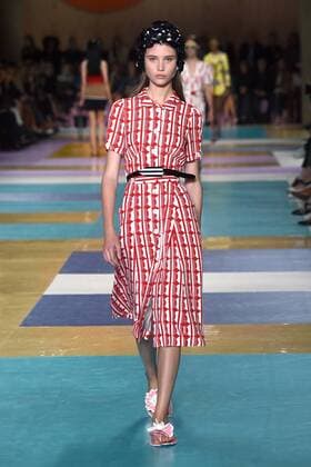 Paris Fashion Week - Miu Miu Modenschau 212207 Marineau Starface 2016-10-05 Paris France Paris Fashion week. Pret-a-porter printemps-ete 2017. Defile Miu Miu Miu Miu , spring -summer 2017 Paris, France Paris Fashion Week. Pret-a-porter Printemps-Eté 2017. Defile Miu Miu. Editorial Use Only _sans_perso  Copyright: xMarineaux STAR_212207_024