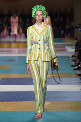 Paris Fashion Week - Miu Miu Modenschau 212207 Marineau Starface 2016-10-05 Paris France Paris Fashion week. Pret-a-porter printemps-ete 2017. Defile Miu Miu Miu Miu , spring -summer 2017Paris, France Paris Fashion Week. Pret-a-porter Printemps-Eté 2017. Defile Miu Miu. Editorial Use Only _sans_perso  Copyright: xMarineaux STAR_212207_030