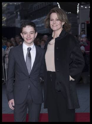 . 06 10 2016. London, United Kingdom. Sigourney Weaver and Lewis Macdougall arriving for the premiere of A Monster Calls at the London Film Festival.  xStephenxLockx xi-Imagesx IIM-13563-0019