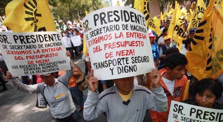 Hundreds of Members of the Democratic Revolution Party march to the official residence Los Pinos in order to protest against the federal budget 2017 in Mexico City, Mexico, 06 October 2016. EFE Mario Guzman DEMOCRATIC REVOLUTION PARTY PROTESTS AGAINST FEDERAL BUDGET 2017 !ACHTUNG: NUR REDAKTIONELLE NUTZUNG!  MEX001 20161006-636113932290576683