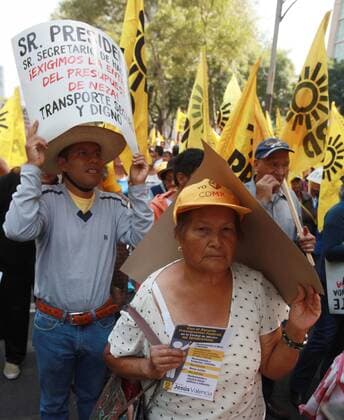 Hundreds of Members of the Democratic Revolution Party march to the official residence Los Pinos in order to protest against the federal budget 2017 in Mexico City, Mexico, 06 October 2016. EFE Mario Guzman DEMOCRATIC REVOLUTION PARTY PROTESTS AGAINST FEDERAL BUDGET 2017 !ACHTUNG: NUR REDAKTIONELLE NUTZUNG!  MEX001 20161006-636113932303680599