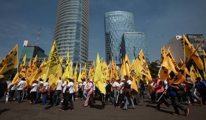 Bilder des Tages Hundreds of Members of the Democratic Revolution Party march to the official residence Los Pinos in order to protest against the federal budget 2017 in Mexico City, Mexico, 06 October 2016. EFE Mario Guzman DEMOCRATIC REVOLUTION PARTY PROTESTS AGAINST FEDERAL BUDGET 2017 !ACHTUNG: NUR REDAKTIONELLE NUTZUNG!  MEX001 20161006-636113932934072558