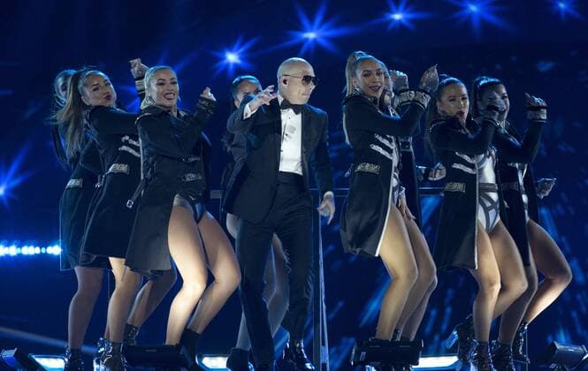 US singer Pitbull (C) performs during the Latin American Music Awards at the Dolly Theater in Hollywood, California, United States, 06 October 2016. The awards recognize the most influential Latin American artists according to the fan s voting. LATIN AMERICAN MUSIC AWARDS IN LOS ANGELES !ACHTUNG: NUR REDAKTIONELLE NUTZUNG!  LAT001 20161007-636114074543156348