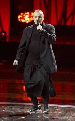 Spanish singer Miguel Bose performs during the Latin American Music Awards at the Dolly Theater in Hollywood, California, United States, 06 October 2016. The awards recognize the most influential Latin American artists according to the fan s voting. LATIN AMERICAN MUSIC AWARDS IN LOS ANGELES !ACHTUNG: NUR REDAKTIONELLE NUTZUNG!  LAT001 20161007-636114109336459715