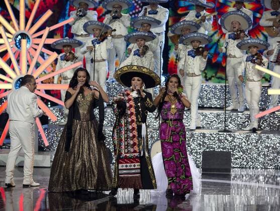 (L-R) -Shaila Durcal, Aida Cuevas y Lila Downs perform on stage, during the Latin American Music Awards at the Dolly Theater in Hollywood, Los Angeles, California, United States, 06 October 2016. The awards recognize the most influential Latin American artists according to public vote. EFE ARMANDO ARORIZO Latin American Music Awards in Los Angeles !ACHTUNG: NUR REDAKTIONELLE NUTZUNG!  LAT37 20161007-636114199407645681