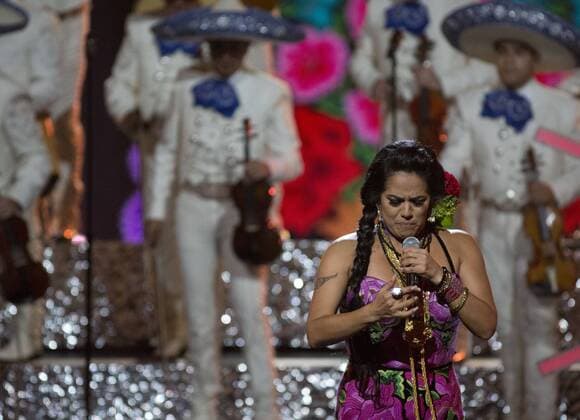 Mexican singer Lila Downs performs on stage, during the Latin American Music Awards at the Dolly Theater in Hollywood, Los Angeles, California, United States, 06 October 2016. The awards recognize the most influential Latin American artists according to public vote. EFE ARMANDO ARORIZO Latin American Music Awards in Los Angeles !ACHTUNG: NUR REDAKTIONELLE NUTZUNG!  LAT34 20161007-636114200068609207