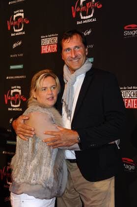Lars Riedel mit Ehefrau Katja Gruber-Riedel Premiere Tanz der Vampire Deutsche Theater Musical München 06. Oktober 2016