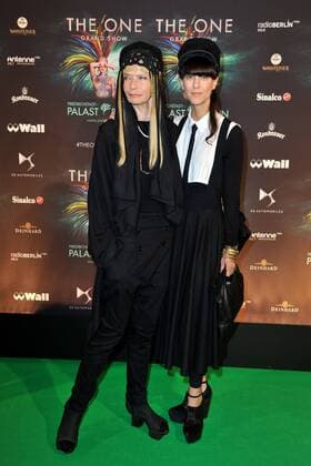 Veruschka Gräfin von Lehndorff und Esther Perbandt bei der The One Grand Show Premiere am 06.10.2016 im Friedrichstadt-Palast in Berlin The One Grand Show Premiere in Berlin, 2016 