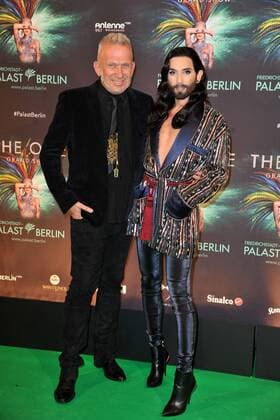 Bilder des Tages Jean Paul Gaultier und Conchita Wurst bei der The One Grand Show Premiere am 06.10.2016 im Friedrichstadt-Palast in Berlin The One Grand Show Premiere in Berlin, 2016 