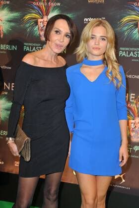 Anouschka Renzi und ihre Tochter Chiara Moon Horst bei der The One Grand Show Premiere am 06.10.2016 im Friedrichstadt-Palast in Berlin The One Grand Show Premiere in Berlin, 2016 