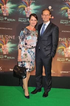 Michael Müller und seine Ehefrau Claudia bei der The One Grand Show Premiere am 06.10.2016 im Friedrichstadt-Palast in Berlin The One Grand Show Premiere in Berlin, 2016 