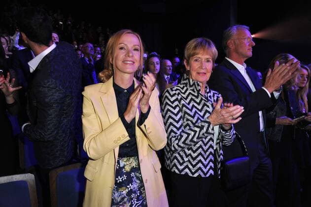 Katja Flint und ihre Mutter Irmgard bei der The One Grand Show Premiere am 06.10.2016 im Friedrichstadt-Palast in Berlin The One Grand Show Premiere in Berlin, 2016 