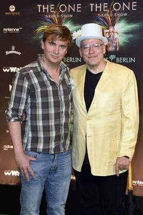 Oliver Sechting und Rosa von Praunheim bei der Weltpremiere von The One Grand Show im Friedrichstadt-Palast. Berlin, 06.10.2016 Foto:xFredericx xFuturexImage