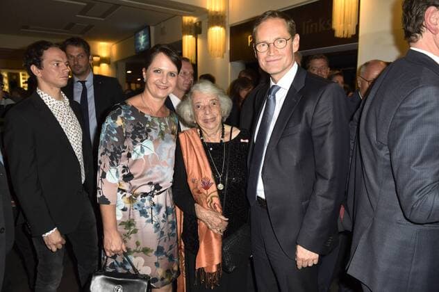 Michael Müller mit Ehefrau Claudia und Margot Friedlander bei der Weltpremiere von The One Grand Show im Friedrichstadt-Palast. Berlin, 06.10.2016 Foto:xFredericx xFuturexImage