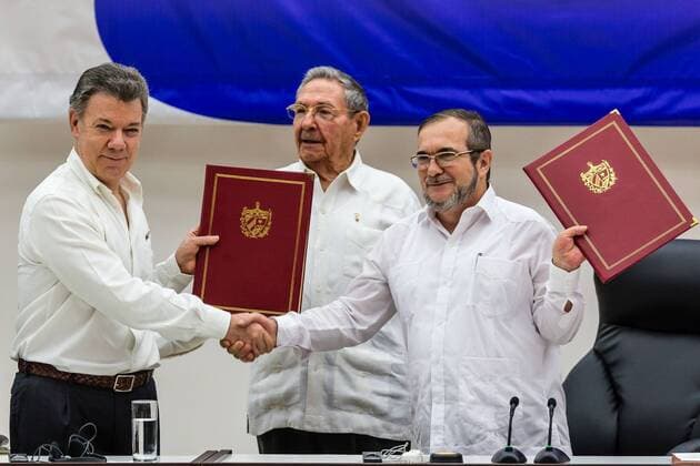 (161007) -- BEIJING, Oct. 7, 2016 -- File photo taken on June 23, 2016 shows Colombian President Juan Manuel Santos (L) and Timoleon Jimenez (R), the top leader of the Revolutionary Armed Forces of Colombia (FARC), exchange pacts while Cuban President Raul Castro witnesses in Havana, capital of Cuba. Colombian President Juan Manuel Santos has won the 2016 Nobel Peace Prize for his resolute efforts to bring his country s five-decade-long civil war to an end, the Norwegian Nobel Committee announced Friday. )(zcc) NORWAY-OSLO-2016 NOBEL PEACE PRIZE-COLOMBIAN PRESIDENT-SANTOS LiuxBin 