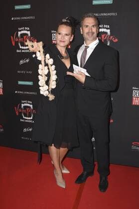 Manou Lubowski mit Freundin Lara Stumberg bei der Premiere des Musicals Tanz der Vampire im Deutschen Theater. München, 06.10.2016 Foto:xP.xSchönbergerx xFuturexImage