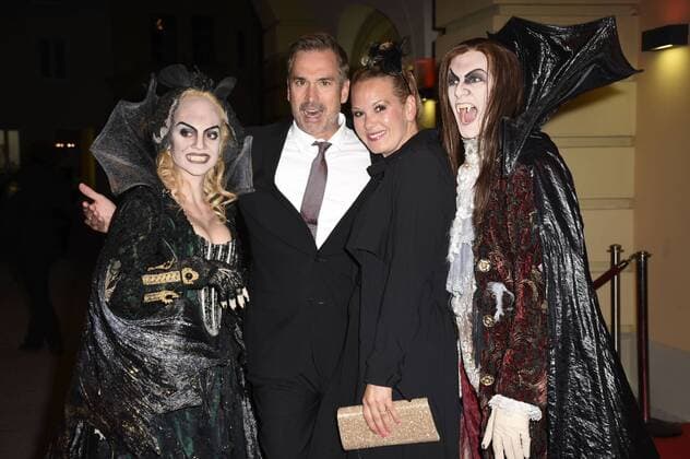 Manou Lubowski mit Freundin Lara Stumberg bei der Premiere des Musicals Tanz der Vampire im Deutschen Theater. München, 06.10.2016 Foto:xP.xSchönbergerx xFuturexImage