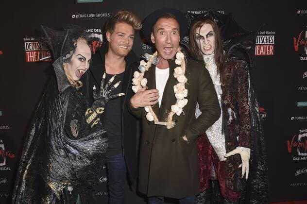Jochen Bendel mit Freund Matthias Pridöhl bei der Premiere des Musicals Tanz der Vampire im Deutschen Theater. München, 06.10.2016 Foto:xP.xSchönbergerx xFuturexImage