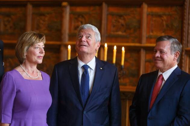 DEU, Deutschland, Nordrhein-Westfalen, Münster, 08.10.2016: Verleihung des Internationalen Preises des Westfälischen Friedens Eintrag in das Goldene Buch der Stadt Münster Daniela Schadt; Joachim Gauck, Bundespräsident und Abdullah II. bin al-Hussein, König des haschemitischen Königreichs von Jordanien