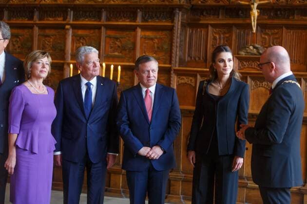 DEU, Deutschland, Nordrhein-Westfalen, Münster, 08.10.2016: Verleihung des Internationalen Preises des Westfälischen Friedens Eintrag in das Goldene Buch der Stadt Münster Daniela Schadt; Joachim Gauck, Bundespräsident und Abdullah II. bin al-Hussein, König des haschemitischen Königreichs von Jordanien; Rania von Jordanien, Königin von Jordanien und Markus Lewe (CDU), Oberbürgermeister der Stadt Münster