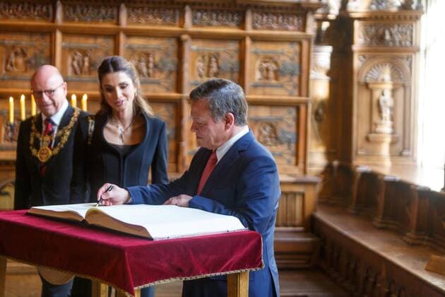 DEU, Deutschland, Nordrhein-Westfalen, Münster, 08.10.2016: Verleihung des Internationalen Preises des Westfälischen Friedens Eintrag in das Goldene Buch der Stadt Münster vlnr: Markus Lewe (CDU), Oberbürgermeister der Stadt Münster; Rania von Jordanien, Königin von Jordanien und Abdullah II. bin al-Hussein, König des haschemitischen Königreichs von Jordanien